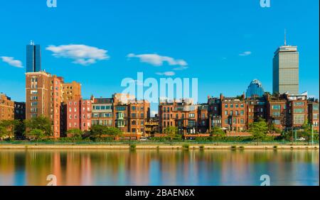 Boston, USA: Historische Häuser und Wolkenkratzer Altbauten spiegelt sich im Wasser des Charles River in Boston Back Bay Bezirk Stockfoto