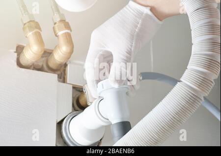 Verbindungsrohr im Ablaufsystem unter der Spüle Nahansicht Stockfoto