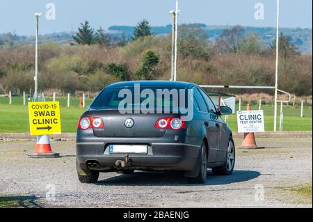 Ballynacarriga, West Cork, Irland. März 2020. Ein Auto fährt in ein COVID-19 Tupfer/Testzentrum im Randal Og GAA Club, wo die Insassen auf das Coronavirus getestet werden. Die Teststation befand sich ursprünglich im Dunmanway Community Hospital, wurde aber gestern im Interesse der Gesundheit älterer Patienten verlegt. Das Zentrum ist die einzige solche Einrichtung in West Cork. Credit: AG News/Alamy Live News Stockfoto