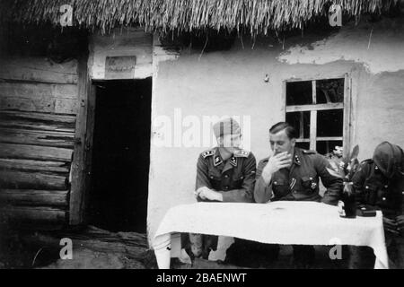 Historisches Foto des zweiten Weltkriegs/zweiten Weltkriegs über die deutsche Invasion - Waffen-SS-Trojer in der UdSSR (Ukraina) - 1942 Morosowo Dorf Battalionskommander 9 Co Stockfoto