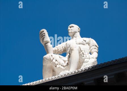 Statue der Condottieri Jean de Médicis, die in der Toskana sitzt. Monumento a Giovanni delle Bande Nere. Von Baccio Bandinelli. Stockfoto