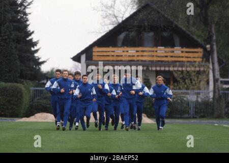 Kam, Deutschland. März 2020. Spieler der deutschen Fußball-Nationalmannschaft beim Lauftraining im Trainingslager an der Sportschule Kaiserau, darunter Thomas BERTHOLD, Andreas THOM, Stefan REUTER, Andreas MOELLER, Pierre LITTBARSKI, Karl Heinz Riedle, Rudi VOELLER, Andreas BREHME, vor der Fußball-Weltmeisterschaft 1990 in Italien, 15. April 1989, Weltweite Nutzung Credit: Dpa / Alamy Live News Stockfoto