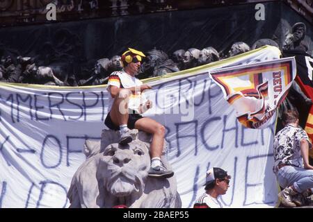 Mailand, Italien. März 2020. Deutsche Fans mit den Nationalfarben Schwarz-Rot-Gold, im Zentrum Mailands, bei der Weltmeisterschaft 1990 in Italien, im Rahmen des Spiels Deutschland - Vereinigte Arabische Emirate GER - VAE 5: 1 am 15. Juni 1990 in Mailand, Nutzung Worldwide Credit: Dpa/Alamy Live News Stockfoto