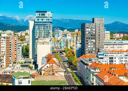 Blick auf die Innenstadt von Laibach, Slowenien. Stadtbild mit modernen und historischen Gebäuden im zentralen Teil der Stadt Stockfoto