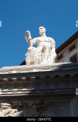 Statue der Condottieri Jean de Médicis, die in der Toskana sitzt. Monumento a Giovanni delle Bande Nere. Von Baccio Bandinelli. Stockfoto