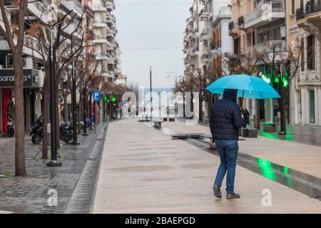Saloniki, Griechenland - 23. März 2020: Blick auf leere Straßen in Saloniki, nachdem Griechenland eine Sperre auferlegt hatte, um die Ausbreitung der Coronavi zu verlangsamen Stockfoto