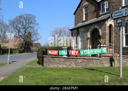 Easingwold, North Yorkshire, Großbritannien. März 2020 Coronavirus: Öffentliche Unterstützung "Danke Key Workers"-Zeichen vor einem Haus. Gutschrift: Matt Pennington/Alamy Live News Stockfoto