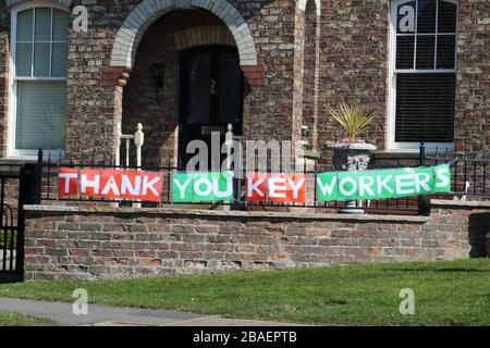 Easingwold, North Yorkshire, Großbritannien. März 2020 Coronavirus: Öffentliche Unterstützung "Danke Key Workers"-Zeichen vor einem Haus. Gutschrift: Matt Pennington/Alamy Live News Stockfoto