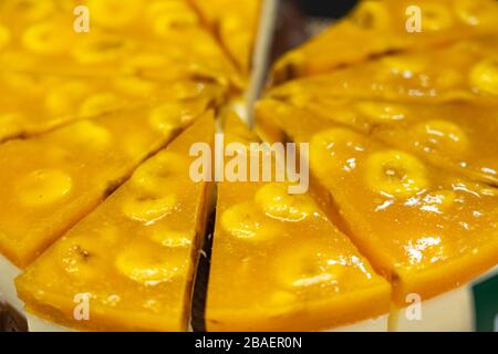 Zitronen- und Honigkäsekuchen, Ricotta-Kuchen, griechischer Melopita-Kuchen. Stockfoto