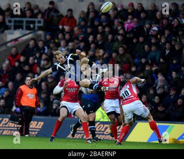 Der Londoner Waliser Gavin Henson (10) tackelt Nick Abendanon von Bath Rugby Stockfoto