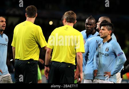 Die Spieler von Manchester City appellieren nach dem Schlusspfiff an Schiedsrichter Peter Rasmussen Stockfoto