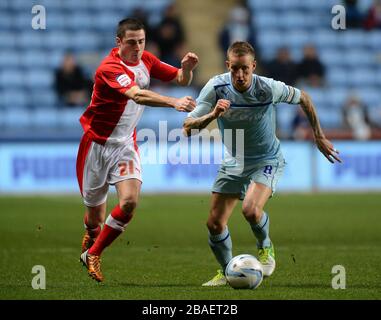 Carl Baker von Coventry City und Mike Jones von Crawley Town Stockfoto