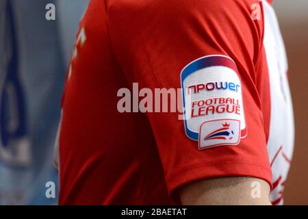 Detail eines Power Football League Abzeichens auf dem Ärmel eines Crawley Town Spielertrikots Stockfoto