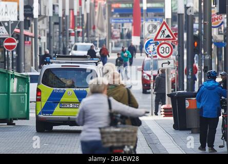 München, Deutschland. März 2020. Ein Polizeiwagen fährt durch die Fußgängerzone. Zur Eindämmung des Coronavirus hat NRW alle öffentlichen Zusammenkünfte von drei oder mehr Menschen verboten. Credit: Bernd Thissen / dpa / Alamy Live News Stockfoto