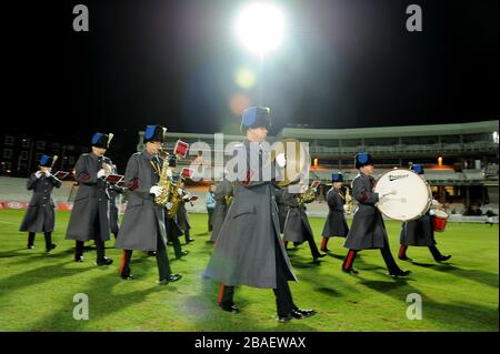 Eine Marching Band spielt beim Kia Oval vor dem FA Cup Finale Rematch Stockfoto