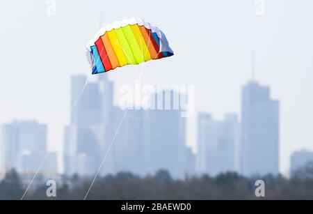 27. März 2020, Hessen, Frankfurt am Main: Auf dem Lohrberg in Frankfurt schwimmt ein Stunt Kite. Im Hintergrund sieht man die Hochhäuser der Bankenstadt. Foto: Arne Dedert / dpa Stockfoto