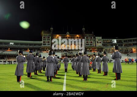 Eine Marching Band spielt beim Kia Oval vor dem FA Cup Finale Rematch Stockfoto