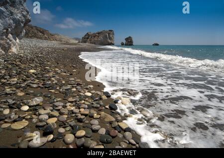 Wellen, die am Geburtsort der Aphrodite, Zypern, ans Ufer kommen. Stockfoto