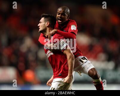 Der Johnnie Jackson (links) von Charlton Athletic feiert sein zweites Tor zum 2:2 Stockfoto