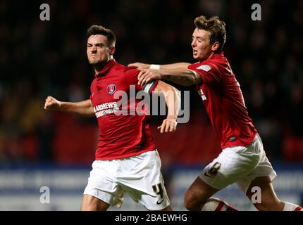 Der Johnnie Jackson (links) von Charlton Athletic feiert sein zweites Tor zum 2:2 Stockfoto