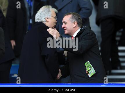 Everton Chairman Bill Kenwright (links) schüttelt mit Liverpools Geschäftsführer Ian Ayre die Hände Stockfoto