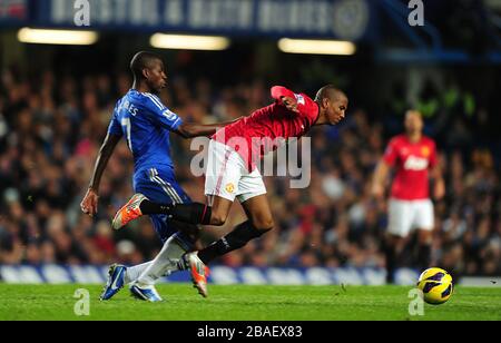 Ashley Young (rechts) von Manchester United und Chelseas Nascimento Ramires (links) kämpfen um den Ball Stockfoto