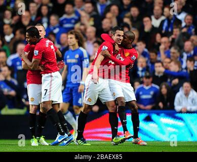 Robin van Persie (Center) von Manchester United feiert mit Teamkollege Ashley Young (rechts) das zweite Tor seiner Seite. Stockfoto