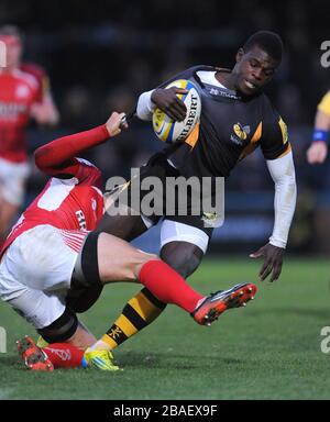 Der Christian Wade von London Wasps wird vom Londoner Waliser Nick Scott in Angriff genommen. Stockfoto