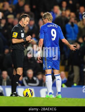 Schiedsrichter Mark Clattenburg (links) meldet Chelseas Fernando Torres (rechts) Stockfoto