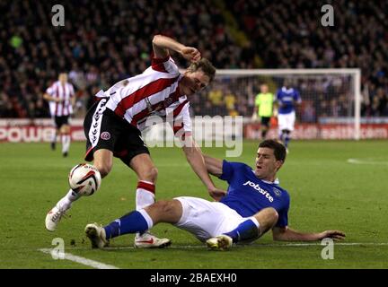 Chris Porter von Sheffield United (links) und der Lubomir Michalik von Portsmouth kämpfen um den Ball Stockfoto