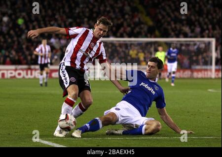 Chris Porter von Sheffield United (links) und der Lubomir Michalik von Portsmouth kämpfen um den Ball Stockfoto