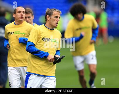 Evertons Leon Osman (links) und Phil Neville (rechts) erwärmen sich vor dem Anpfiff Stockfoto