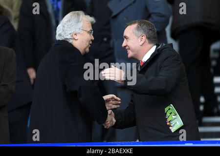 Der Vorsitzende von Everton, Bill Kenwright (links), schüttelt mit dem Liverpooler Geschäftsführer Ian Ayre (rechts) die Hände in die Tribüne Stockfoto