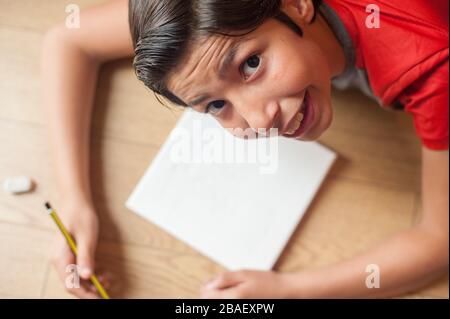 Der junge Junge macht gerne zu Hause Kunsthandwerk Stockfoto