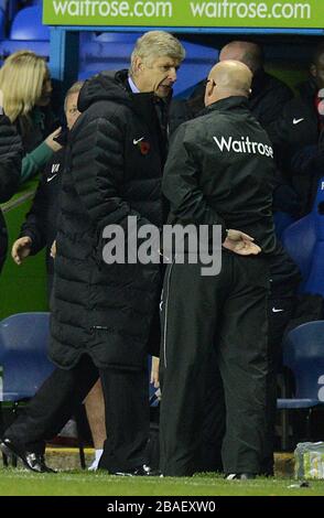 Arsenal-Manager Arsene Wenger (links) und Reading-Manager Brian McDermott (rechts) schütteln am Ende des Spiels die Hände Stockfoto