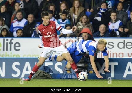 Arsenals Laurent Koscielny (links) und Readens Pavel Pogrebnyak (rechts) kämpfen um den Ball Stockfoto