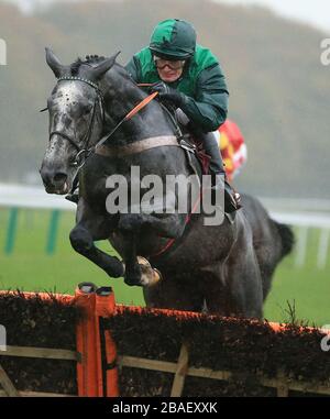 MA Filleule, der von David Bass geritten wurde, springt als letzter den Hürdenlauf der BET365-Novizen Stockfoto