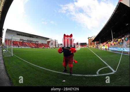 Leyton Orient-Maskottchen Theo the Wyvern Stockfoto