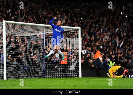 *ALTERNATE CROP* Chelseas Eden Hazard feiert, nachdem er das dritte Tor seines Teams erzielt hat, da Manchester United Torhüter anders Lindegaard niedergeschlagen auf dem Boden liegt Stockfoto