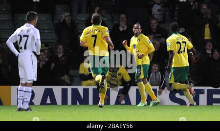 Simeon Jackson (2. Rechts) von Norwich City feiert, nachdem er gegen Tottenham Hotspur sein zweites Tor erzielt hatte. Stockfoto