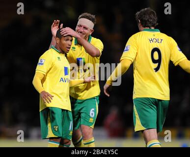 Simeon Jackson (links) von Norwich City feiert mit Michael Turner (Mitte) und Grant holt (rechts) nach dem Schlusspfiff gegen Tottenham Hotspur. Stockfoto