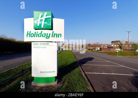 Ein leerer Parkplatz im Holiday Inn in Garforth, während des Corona-Virus-Ausbruchs. Stockfoto