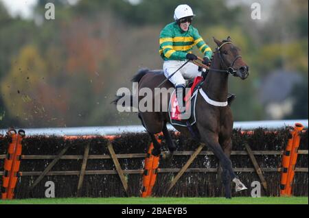 A.P. McCoy gewinnt bei den GL-Veranstaltungen, die Owen Brown trotz neuerer Gesichtsverletzungen im Hürdenlauf für "My Tent or Yours" einmacht Stockfoto