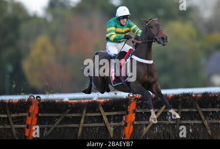 A.P. McCoy gewinnt bei den GL-Veranstaltungen, die Owen Brown trotz neuerer Gesichtsverletzungen im Hürdenlauf für "My Tent or Yours" einmacht Stockfoto