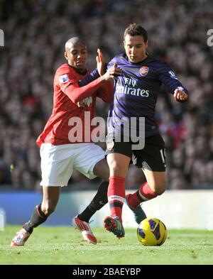 Ashley Young von Manchester United und Arsenals Anti-Cazorla-Kampf (rechts) um den Ball Stockfoto
