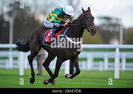 A.P. McCoy gewinnt bei den GL-Veranstaltungen, die Owen Brown trotz neuerer Gesichtsverletzungen im Hürdenlauf für "My Tent or Yours" einmacht Stockfoto