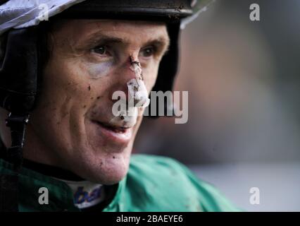 A.P. McCoy gewinnt bei den GL-Veranstaltungen, die Owen Brown trotz neuerer Gesichtsverletzungen im Hürdenlauf für "My Tent or Yours" einmacht Stockfoto