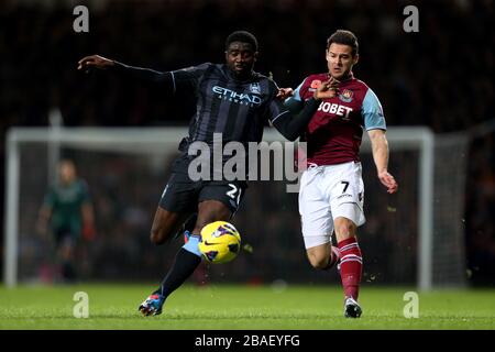 Der Matte Jarvis (rechts) von West Ham United und der Kolo Toure von Manchester City kämpfen um den Ball Stockfoto