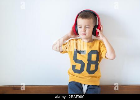 Junge Kinder genießen Rhythmen beim Musikhören über Kopfhörer Stockfoto