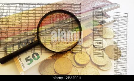 50 Euro Rechnung und Münzen, Lupe auf Finanzbericht Doppelbelastung . Business-, Finanz- und Geldkonzept Stockfoto